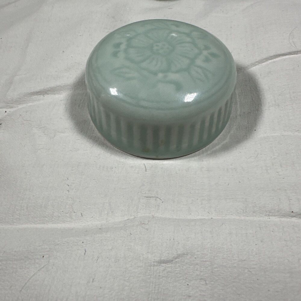 Vintage Chinese Celadon Green Porcelain Ginger Jar Lotus Motifs With Lid - Picture 16 of 16